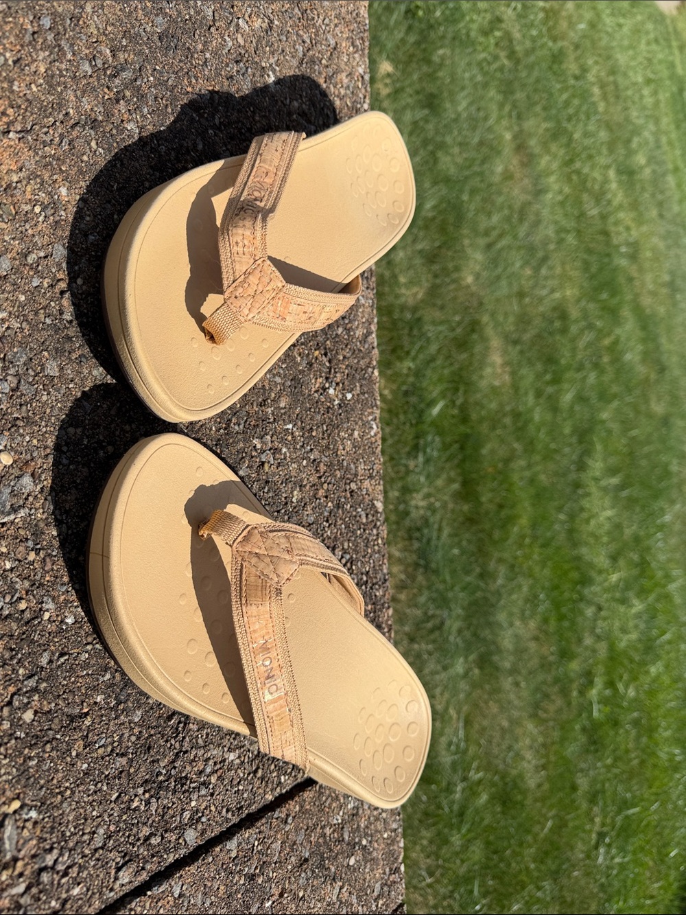 Vionic Beige/Tan Platform Flip Flop Sandals